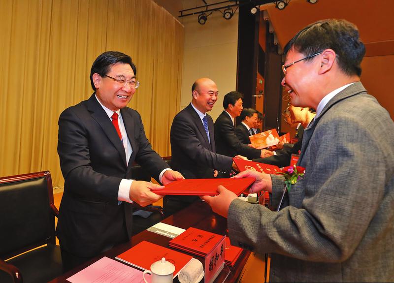 陕西省科学技术奖励大会在西安召开 胡和平颁发奖励证书 刘国中讲话