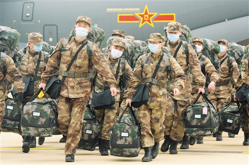 经中央军委主席习近平批准  军队增派2600名医护人员支援武汉 