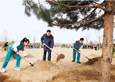 习近平在参加首都义务植树活动时强调  全社会都做生态文明建设的实践者推动者 让祖国天更蓝山更绿水更清生态环境更美好  李克强栗战书汪洋王沪宁赵乐际韩正王岐山参加 