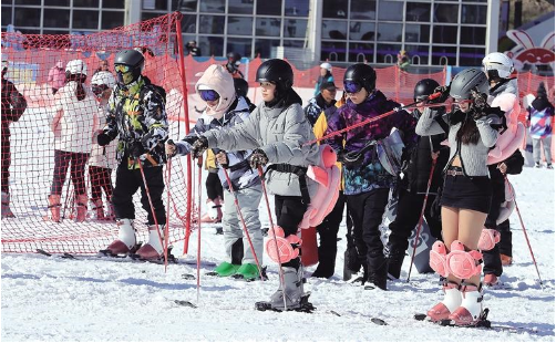 照金滑雪场今冬开板首滑 