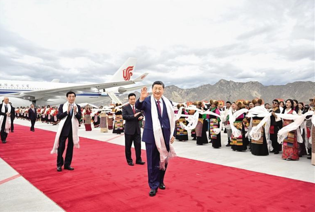 率中央代表团出席西藏自治区成立60周年庆祝活动 习近平抵达拉萨  王沪宁蔡奇同机抵达