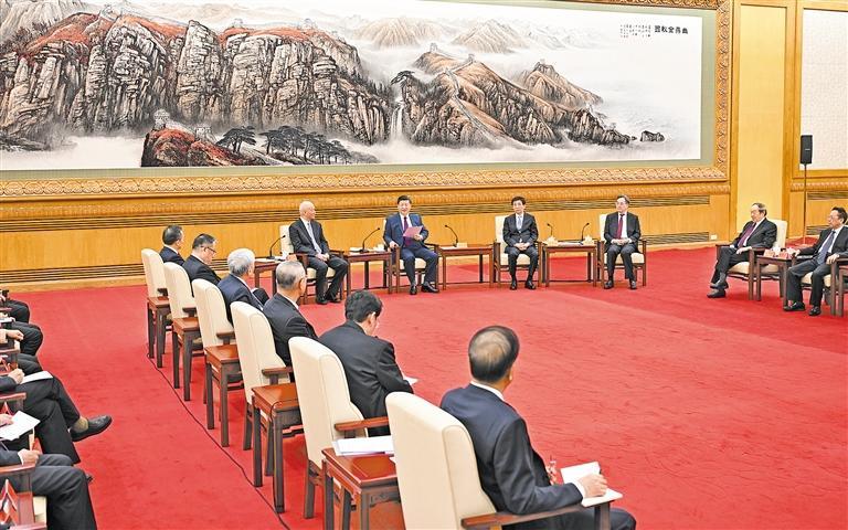 习近平同党外人士共迎新春  代表中共中央，向各民主党派、工商联和无党派人士，向统一战线广大成员，致以诚挚问候和美好祝福  王沪宁蔡奇丁薛祥出席