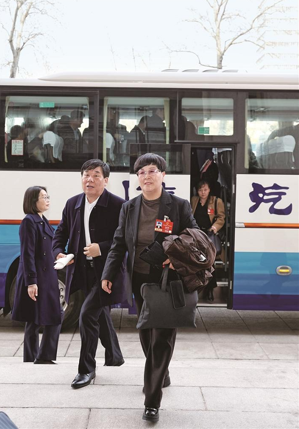 在陕全国人大代表和住陕全国政协委员抵京