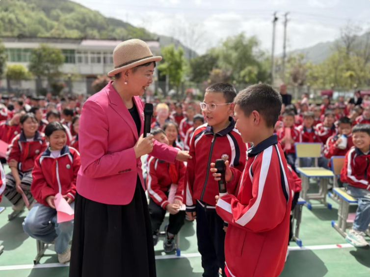 西安中小学校长走进秦岭大山为留守儿童喝彩