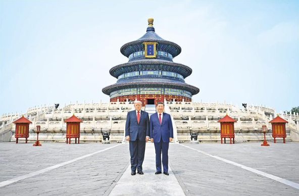 习近平同美国总统特朗普参观天坛