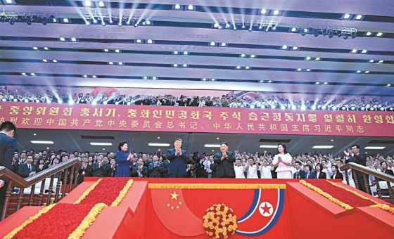 习近平和彭丽媛观看朝鲜专场文艺演出